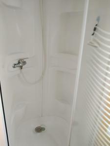 Ein Badezimmer in der Unterkunft MOBIL HOME 43 dans Camping 4 Etoiles
