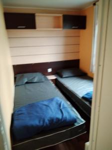 Ein Bett oder Betten in einem Zimmer der Unterkunft MOBIL HOME 43 dans Camping 4 Etoiles