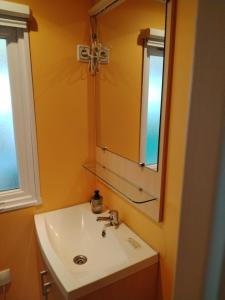 Ein Badezimmer in der Unterkunft MOBIL HOME 43 dans Camping 4 Etoiles