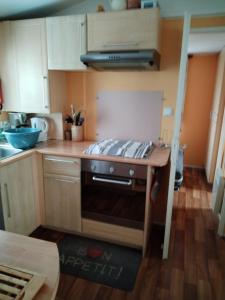 Küche/Küchenzeile in der Unterkunft MOBIL HOME 43 dans Camping 4 Etoiles