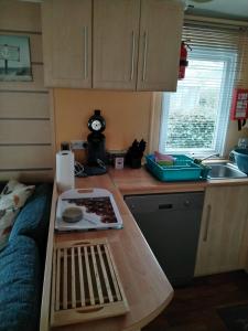Küche/Küchenzeile in der Unterkunft MOBIL HOME 43 dans Camping 4 Etoiles
