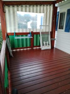 Ein Balkon oder eine Terrasse in der Unterkunft MOBIL HOME 43 dans Camping 4 Etoiles