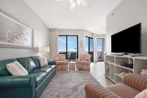 een woonkamer met een bank en een flatscreen-tv bij Cozy 1BR/1BA Condo w/ Stunning Views in Orange Beach