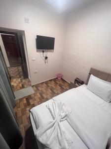 um quarto com uma cama branca com um laço em Cairo de casa hostel no Cairo