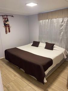 卡拉馬的住宿－朱庫旅館，一间卧室,卧室内配有一张大床