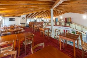 A restaurant or other place to eat at Hotel Riz B.B