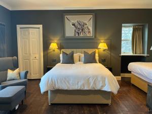 インバネスにあるFraser Houseのベッドルーム1室(壁に牛の絵が描かれたベッド1台付)