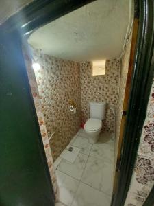 Habitación con baño pequeño con aseo. en luxury apartment en Marrakech