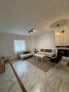 a large living room with couches and a fireplace at Gran Chalet a 13 min de Sevilla in Gelves