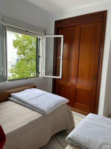 a bedroom with a window and a bed and a windowneau at Gran Chalet a 13 min de Sevilla in Gelves
