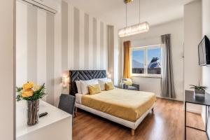 - une chambre avec un lit, un bureau et une fenêtre dans l'établissement Napoli Great View B&B, à Naples