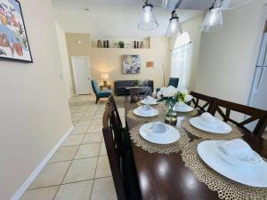 comedor y sala de estar con mesa y sillas en 5376ldd, en Kissimmee