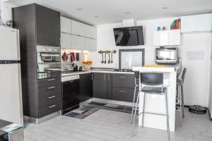 una cocina con armarios y electrodomésticos en blanco y negro en Centre View en Altofonte