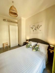 sypialnia z dużym białym łóżkiem z 2 poduszkami w obiekcie 41m love nest for a pleasant stay in Lyon w mieście Lyon