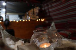 un barattolo di vetro con delle candele su un tavolo di Value Place a Wadi Musa