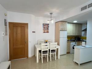 Kuchyň nebo kuchyňský kout v ubytování APARTAMENTO PLAYA LINDA - BENAJARAFE