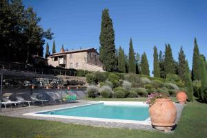 una piscina en el patio de una casa en Borgo di Camporsevoli, en Camporsevoli