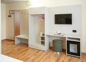 A television and/or entertainment centre at Hotel Riz B.B