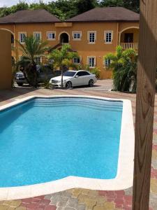 una gran piscina azul frente a una casa en Azul-Lapis Lazuli en Runaway Bay