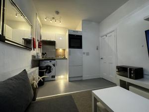 ブレントウッドにあるOnsite apartments in central Brentwoodのキッチン、リビングルームが備わる小さなアパートメントです。