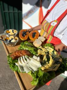 une assiette de nourriture sur une table en bois avec de la nourriture dans l'établissement Yurt in Avocado garden, à Güimar