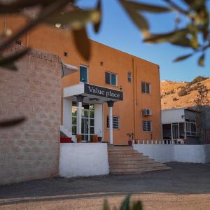 Un edificio con un cartello che indica il valore del Plaza di Value Place a Wadi Musa