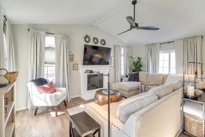 Μια τηλεόραση ή/και κέντρο ψυχαγωγίας στο Peaceful Queenstown Home with Deck and Grill!