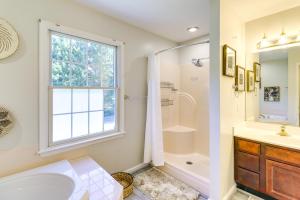 Ένα μπάνιο στο Peaceful Queenstown Home with Deck and Grill! +26 φωτογραφίες