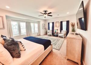 a bedroom with a bed and a ceiling fan at Beautiful 3br/25ba w/ Kayak access, Sleeps 10 in Orange Beach