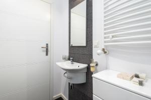 Koupelna v ubytování Apartment Kozielska z pięknym ogrodem i tarasem + 28 fotografií