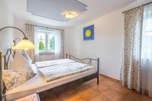 a bedroom with a bed and a window at TOP-FeWo,Südterrasse,Wellness,Saunanutzung in Wertach