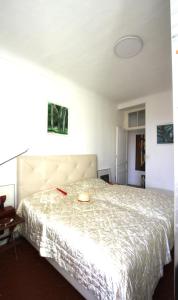 - une chambre avec un grand lit et un couvre-lit blanc dans l'établissement APPARTEMENT NICE le PORT, à Nice