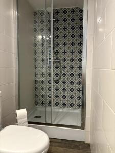 La salle de bains est pourvue d'une douche, de toilettes et d'un lavabo. dans l'établissement Au Cabinet Childeric, à Tournai