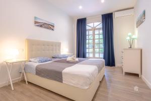 een slaapkamer met een groot bed en een raam bij Apartment in Cabopino in Marbella
