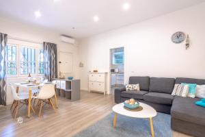 een woonkamer met een bank en een tafel bij Apartment in Cabopino in Marbella