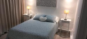 - une chambre avec un lit doté d'un oreiller dans l'établissement Ático Los Balcones, à Santa Cruz de la Palma 10 autres photos