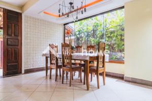 - une salle à manger avec une table et des chaises dans l'établissement Casa a 5 minutos da Praia Rasa, em Búzios, à São Vicente