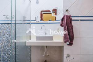 La salle de bains est pourvue d'un lavabo et d'une douche. dans l'établissement Casa a 5 minutos da Praia Rasa, em Búzios, à São Vicente