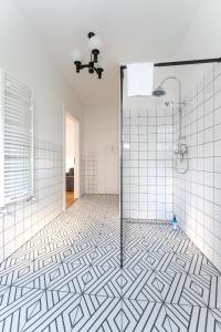 a bathroom with a shower with a glass door at Apartament VinyLove - blisko Parku Zdrojowego i Term - by Space Apart in Jelenia Góra