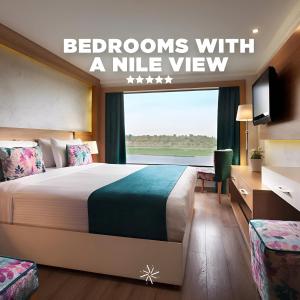 um quarto de hotel com uma cama com vista para o Nilo em NILE CRUISE LUXOR & ASWAN A em Luxor