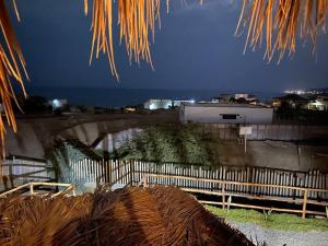 - Vistas a una valla y a un edificio por la noche en Casa de Playa con Piscina Privada, en Los Órganos