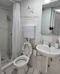 Ένα μπάνιο στο Apartmani Neda Kragujevac
