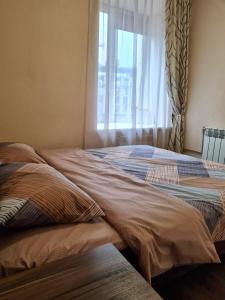 Posteľ alebo postele v izbe v ubytovaní Apartments on Kirova