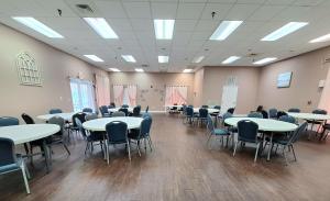 a room with tables and chairs in a classroom at Trident Inn & Suites New Orleans in New Orleans +34 photos