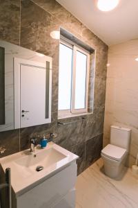 y baño con lavabo y aseo. en Spacious 3 bedroom in Sliema!, en Sliema