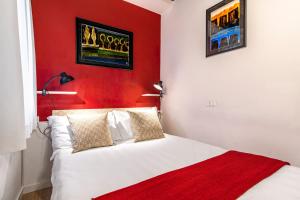 a bedroom with a red accent wall and a bed at Ca' dell'Arciere Apartments in Venice