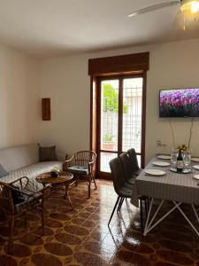 salon z kanapą i stołem w obiekcie Przystań Adriatyk Świetna Lokalizacja w mieście Torre dell'Orso
