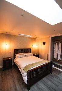 1 dormitorio con 1 cama grande en una habitación en The Cosy Coo Shed en Forfar