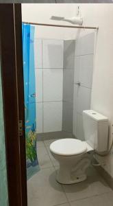 łazienka z toaletą i prysznicem w obiekcie Casa Rustica w mieście Baía da Traição