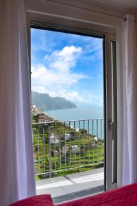 uma vista para o oceano a partir da janela do quarto em Amalfi Montemare Rooms em Amalfi